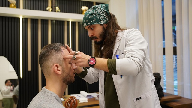 Uluslararası Ödüllü Uzman Melih Arslan Keser’den Saç Ekiminde Mükemmellik