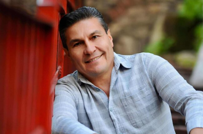 HEM ÇİÇEKÇİ, HEM ŞARKICI  ÇİÇEKLERDEN İLHAM ALIYORUM  EFSANE ŞARKI ‘SEN SEV’E YENİDEN İLHAM VERİYOR