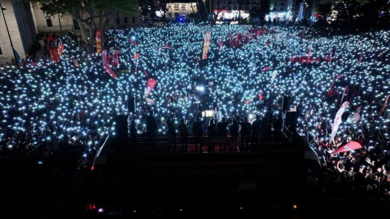 Güler Buğday yazdı; KARANLIĞI AYDINLIĞA ÇEVİRDİLER.