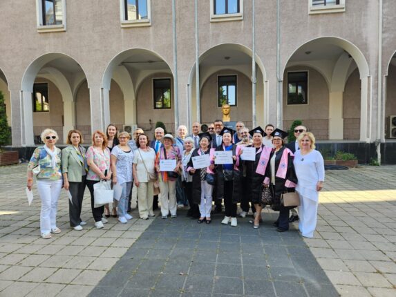 50. Yıl Mezuniyet Törenini Tarihi Binada Yaptılar!