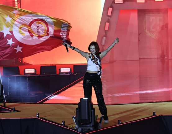 TESBİHLİ DUA LIPA!