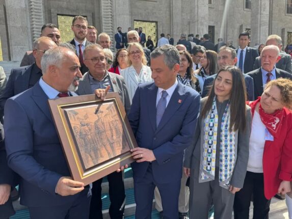 İlçe Başkanı Zemci Şahin’den Genel Başkan Özgür Özel’e Anlamlı Hediye