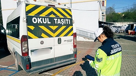 Jandarma’dan Okul Çevresi ve Servis Araçlarına Sıkı Denetim: 27 Aranan Şahıs Yakalandı