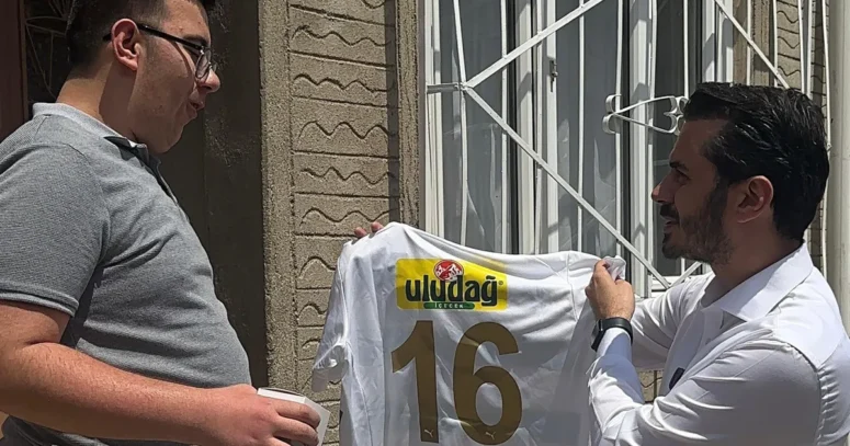 Sosyal Medyada Başladı, Mahallede Gerçek Oldu: Başkan Kurtuluş’tan Efe’ye İsimli Bursaspor Forması ve Kombine Sürprizi