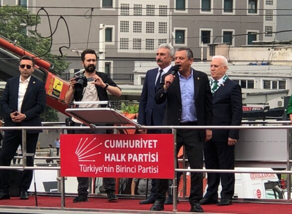 Özgür Özel Bursa’da: “Kent Meydanı’na Eyleme Geldik!”
