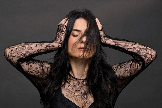 Amerika’da yaşayan Kırım’lı Zarema şarkısıyla bütün dünyada savaştakı çocuklara yardım eli