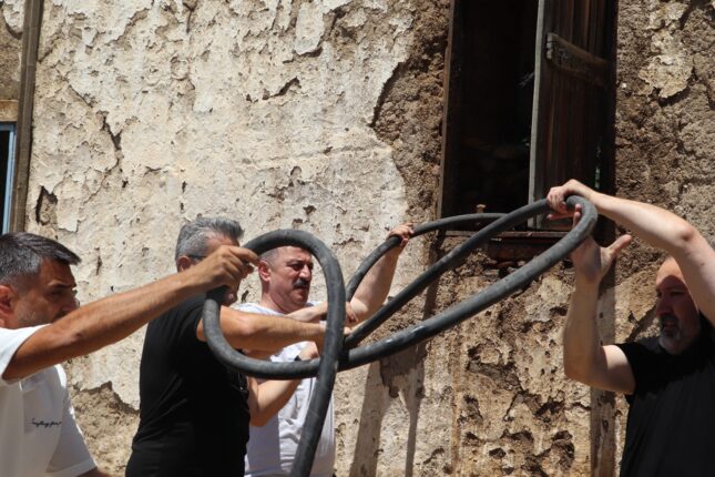 A Parti İl Başkanı Fikret Aslan İsmetiye’de yangına müdahale etti