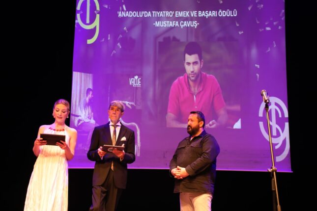 “Anadolu’nun Tiyatro Emekçisi Ödülle Onurlandırıldı!”