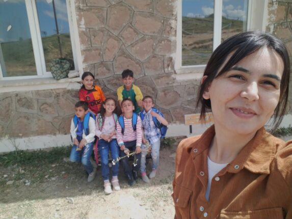Eğitimin Beyaz Kardeleni: Öğretmen Ayşenur Haytaoğlu, Hınıs Suvaran Köyü’nde Umut Yeşertiyor