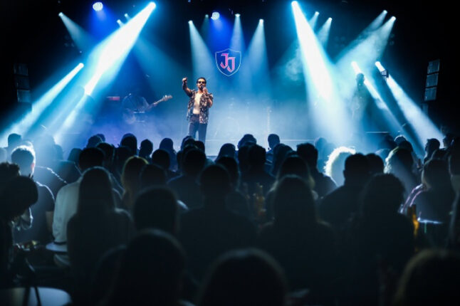 Gökhan Türkmen önceki akşam Mersin Jolly Joker’de konser verdi.