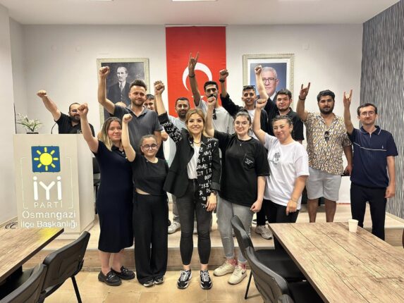 “Elektrikler Kesildi, Umutlar Yanmadı!” – İYİ Parti Osmangazi Gençliği Karanlığı Aydınlattı!