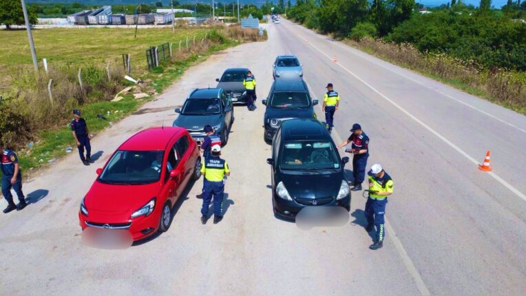 Bursa Jandarması Bayram Trafiğinde Denetimlerini Sürdürüyor: Havadan ve Karadan Yoğun Kontroller