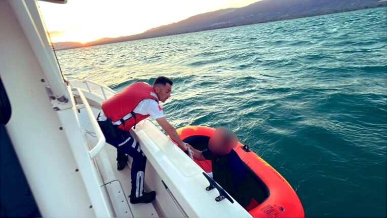 İznik Gölü’nde Mahsur Kalan Turist Jandarma Tarafından Kurtarıldı