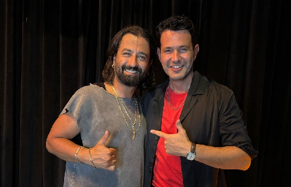 KEREMCEM, KORAY AVCI’NIN SAHNESİNDE BÜYÜLEDİ!