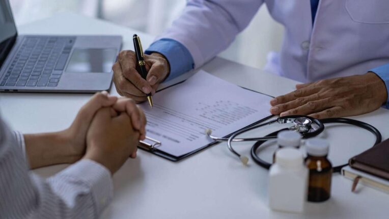 AİLE HEKİMİNİN BİR GÜNLÜK HASTANE SERÜVENİ: “SİSTEM BÖYLE GİTMEZ”