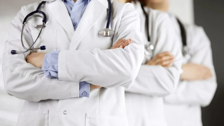 TÜRK SAĞLIK-SEN BURSA ŞUBE BAŞKANI SABİT KARABAYIR’DAN SERT TEPKİ: “AİLE HEKİMLİĞİNDE ÜCRET KESİNTİLERİ SONLANDIRILMALIDIR”