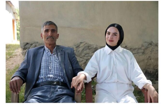 Bursa Muş Eğitim ve Hizmet Vakfı başkanı Murat Çermi ve yönetim kurulundan Çimen Gülen’e özel burs desteği