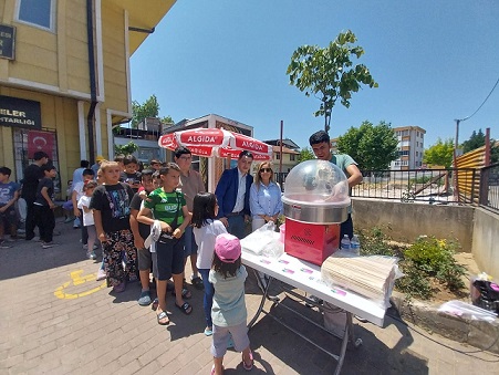 BURSA’DA GÖNÜLLERE DOKUNAN HAREKET: BEYCELİ ONUR ÇETİN’DEN PAMUK ŞEKERLİ UMUT ETKİNLİĞİ