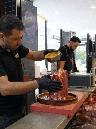 Ağrı’dan Antalya’ya Uzanan Bir Başarı Öyküsü: Uğur Seyhan ve Lâtif Kasap Markasıyla Et Sektörüne Damga Vuruyor