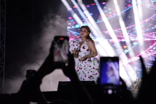 Kiraz Festivali’ne Roman Dansı, Kiraz Deseni ve Gülben Enerjisi Damga Vurdu!     Kiraz Festivali Gülben Ergen’le Final Yaptı.