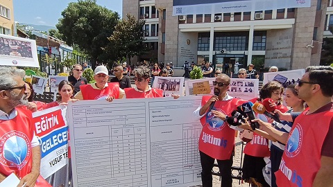 “Tekinsiz Eğitim, Tekinsiz Gelecek” Sergisi Bursa’da Açıldı: Eğitim Müdürüne ‘Karne’ Teslim Edildi