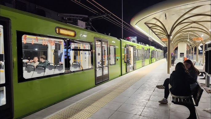 Büyük Ayıp! Ne Asansör Ne Yürüyen Merdiven Çalışıyor: Vatandaş Sırtında Yükle Merdiven Tırmanıyor!