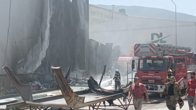 BURSA’DA FABRİKA YANGINI!   7-8 İTFAİYE ARACI BÖLGEDE!
