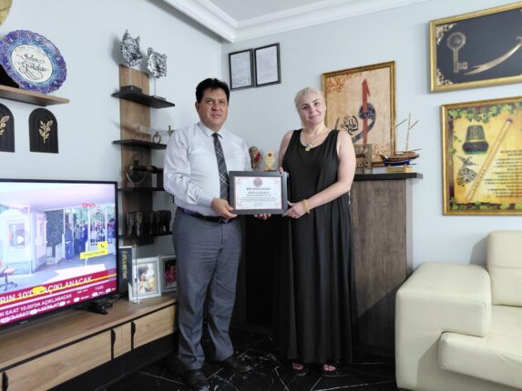 Antalya Kredi Finans’a Gurur Vesilesi: Selen Gülkokan’a Kalite Belgesi Takdim Edildi