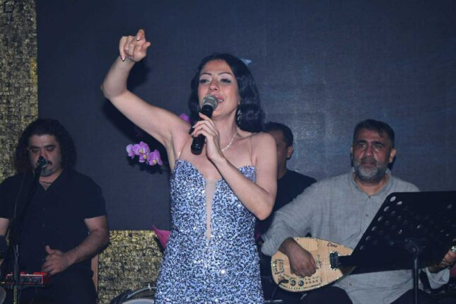 ŞÖLEN GİBİ GECEDE YÜREKLERE DOKUNDU