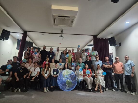 İNEGÖL’DE BİLİM, DOĞA VE EĞİTİM BULUŞTU: TÜBİTAK DESTEKLİ MAVİ BİLYE ENSTİTÜSÜ PROJESİ TAMAMLANDI