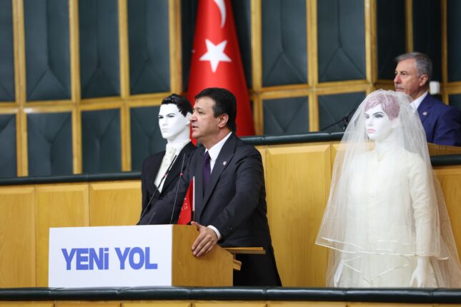 SAADET PARTİSİ LİDERİ MAHMUT ARIKAN, KÜRSÜYE ‘GELİN VE DAMAT’LA ÇIKTI!