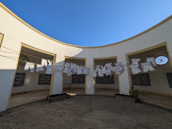 Perasma’nın Yeni Sergisi “Folding The Sea Into Dresses That Dissolve Like Salt” Leros’ta Ziyarete Açıldı