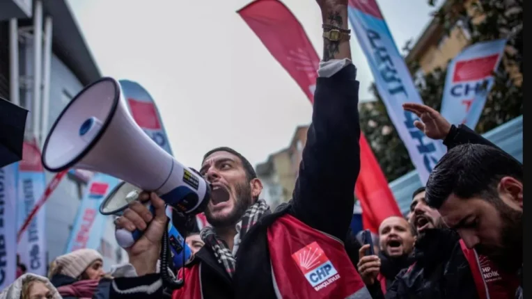 Siyasetin Gölgesindeki Fırtına: CHP Nereye Gidiyor?