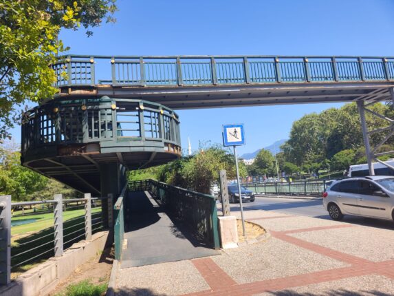 Bahri Palas Yazdı “Üst Geçit Dökülüyor, Hizmet Nerede?”