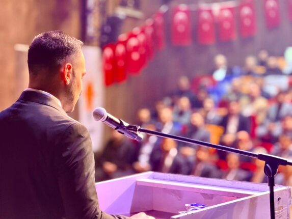Batman’ın Umudu Gençlikte Yeşeriyor: Bilal Memduhoğlu’nun Konuşması Salonda Duygu Seline Yol Açtı