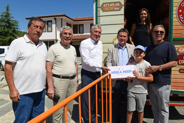 Muhsin Abinin Oyuncak Karavanı Harmancık’taydı: Minik Yüreklere Umut ve Neşe Götürdüler