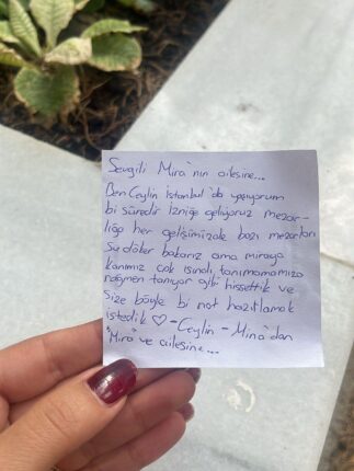 Minik Mira’nın Mezarına Yürek Burkan Not: “Tanımamamıza Rağmen Tanıyor Gibi Hissettik”