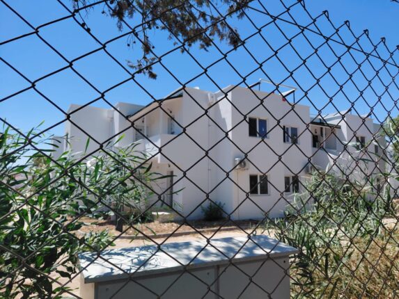 “Lara Plajı’ndaki PTT Kampı Üzerinde Kara Bulutlar: Kamu Malı Ranta mı Kurban Edilecek?”