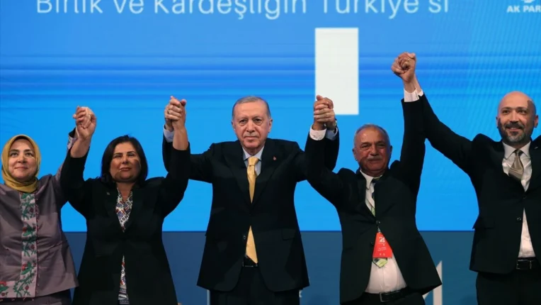 BİRÇOK KİMSE, ÖFKE VE NEFRETİNİ KUSMAK İÇİN SÜREKLİ BAŞKAN VEYA SAYGIN SİYASİLERİ “AKP’YE GEÇECEK” DİYEREK TEK ADAMA CAN SUYU VERİYOR.