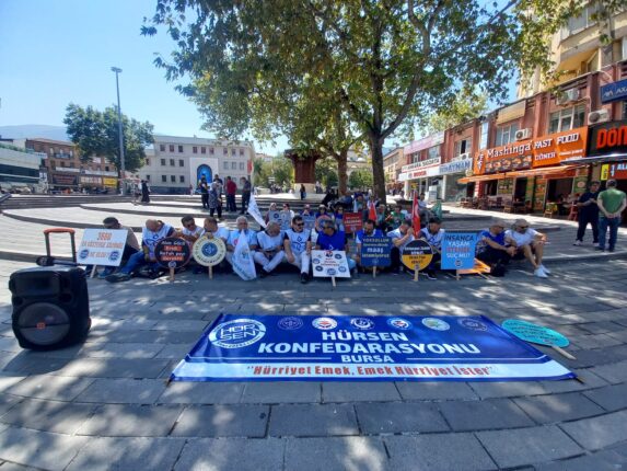 Hür-Sen’den Hükûmete ve Yetkili Sendikalara Sert Tepki: “Bu Teklif Emeğe İhanettir, Kabul Etmeyeceğiz!”