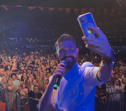 Mehmet Çevik’ten Memleketine Vefa: Gemlik’in Kurtuluş Gecesinde Unutulmaz Konser