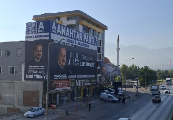 Anahtar Parti İl Başkanlığı Önünde ‘Saha Çalışması’ Eleştirisi