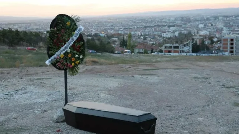 Tarihin Unutulmuş Sayfalarından Bir Acı: Aydıncık’ta Katledilen Solcu Öğretmenin Hikâyesi