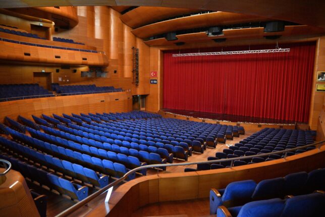 CHP Bursa’da Kongre Skandalı: Osmangazi Kongresi Delegesiz, Heyecansız, Sahipsiz!