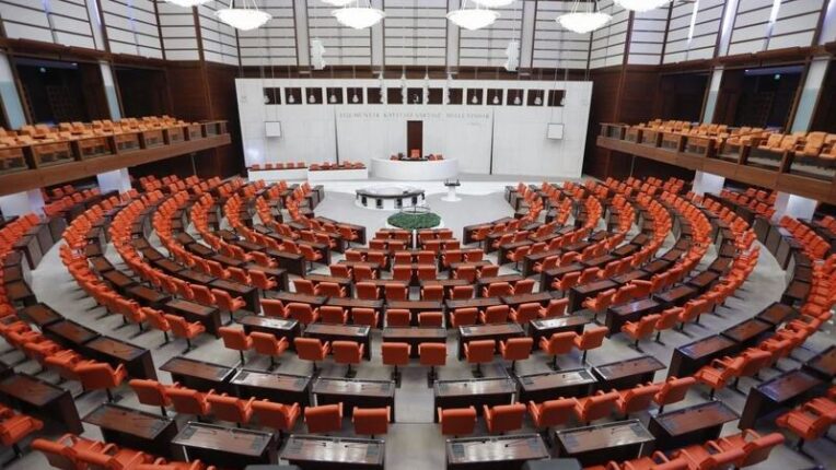 Emeklilerin Çığlığı Yükseliyor: “Meclis Geçim İçin Toplansın!”