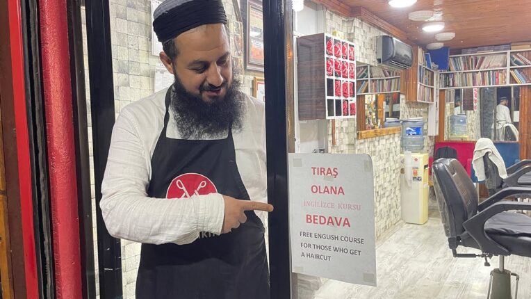 Adanalı Berberden İlginç Kampanya: Tıraş Olanlara Ücretsiz İngilizce Kursu