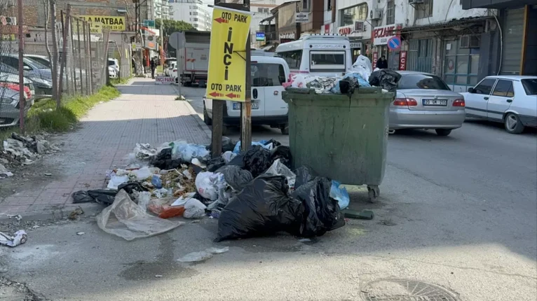 Adana’da Kriz Derinleşiyor: Çöp Kokusu, Bozuk Yollar ve Sessiz Belediye