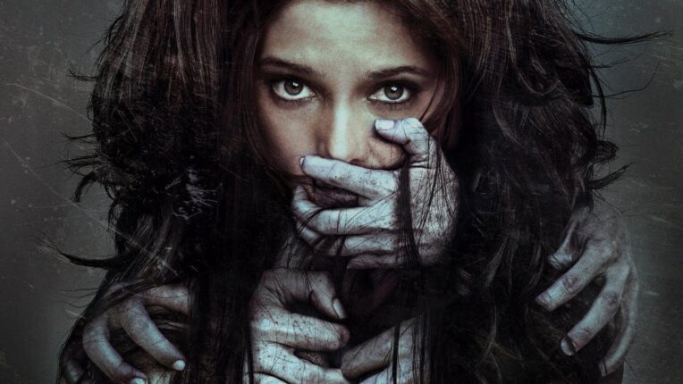 Görünmeyen  (The Apparition)