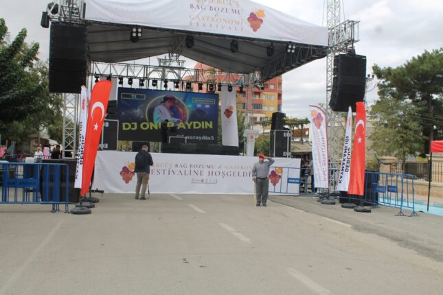 GERCÜŞ’TE BAĞBOZUMU FESTİVALİ RENKLİ VE COŞKULU GEÇTİ