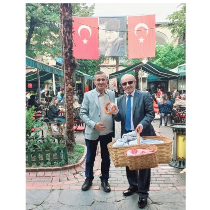 Takım Elbiseli Simitçi Ahmet Berksun, Bursa Sokaklarının Renkli Yüzü